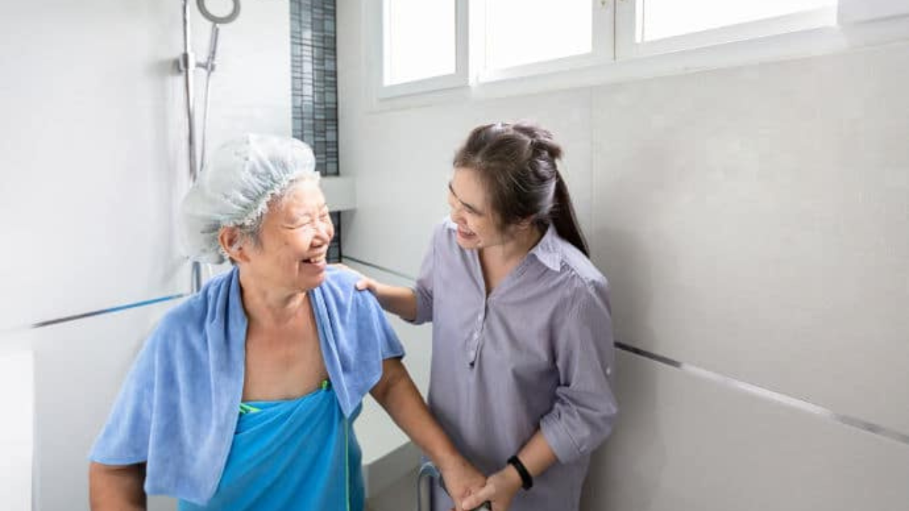 Tips To Make Bathing Easier For Seniors With Dementia